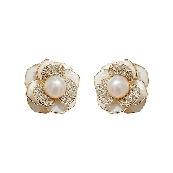 Jewelry - Elegant Pearl Flower Earrings